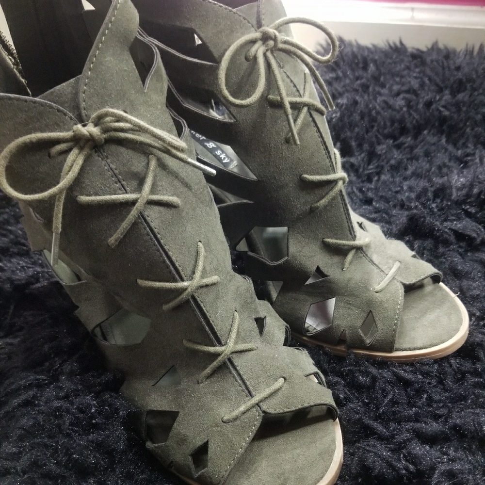 Shoes - Picture 4 of 4